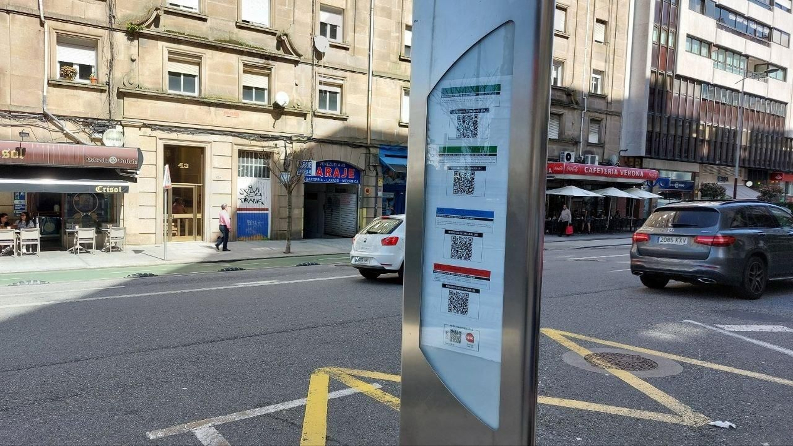 QR en las paradas de Vitrasa. // A.L.