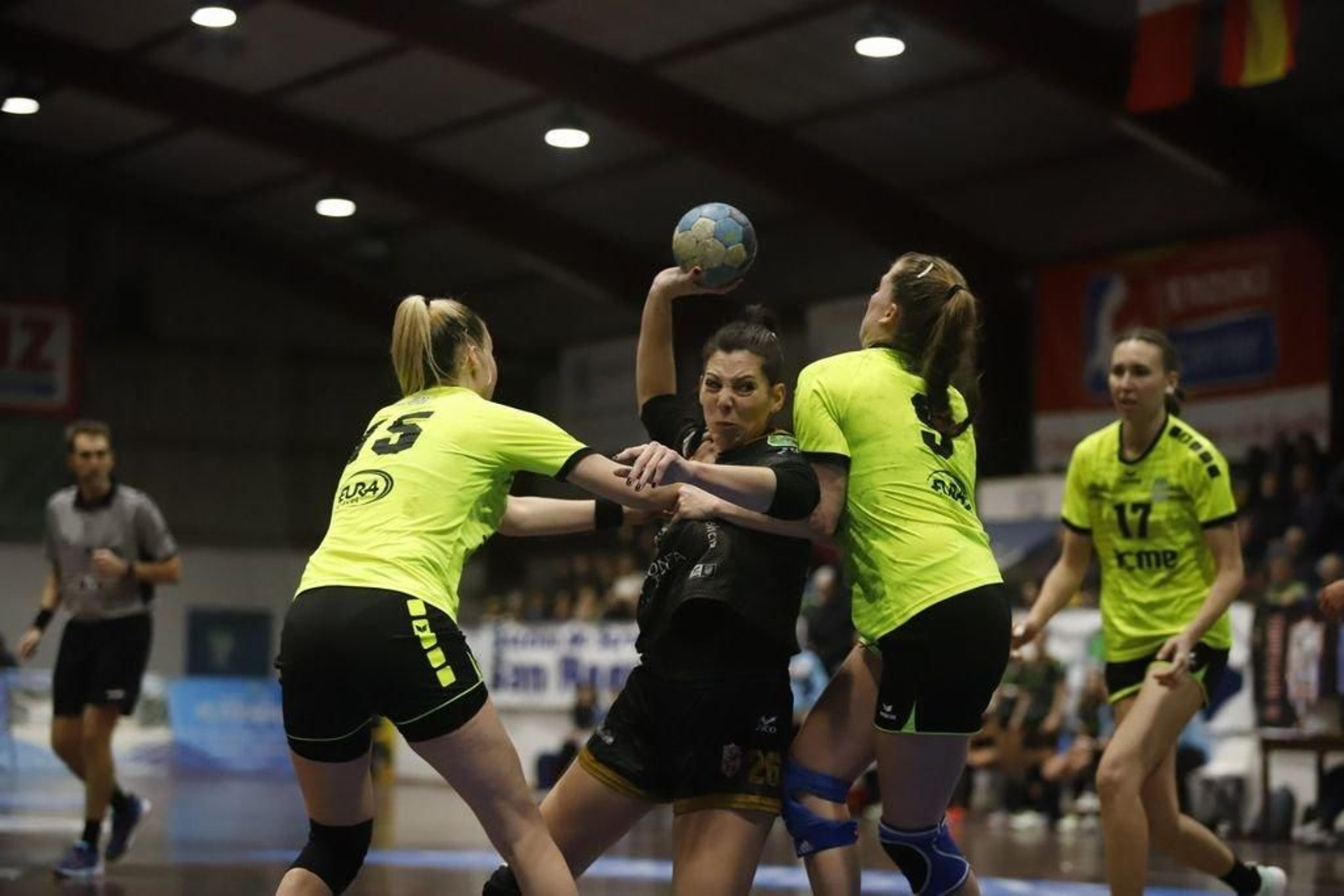 Carla Gómez pelea con la defensa del Zalgiris en el partido disputado ayer en A Sangriña.