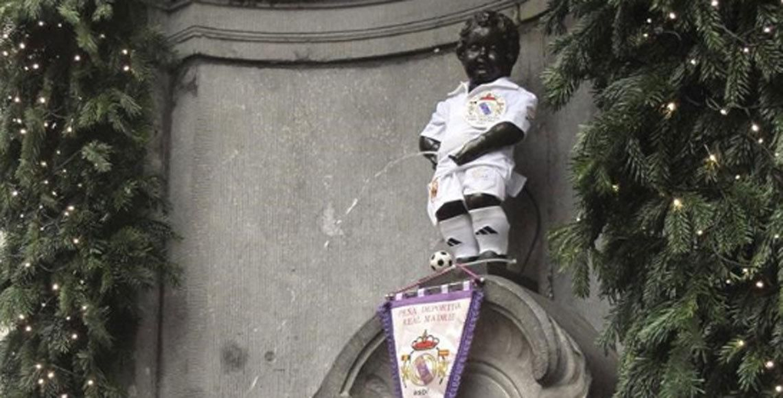 El Manneken Pis con el uniforme del Real Madrid.