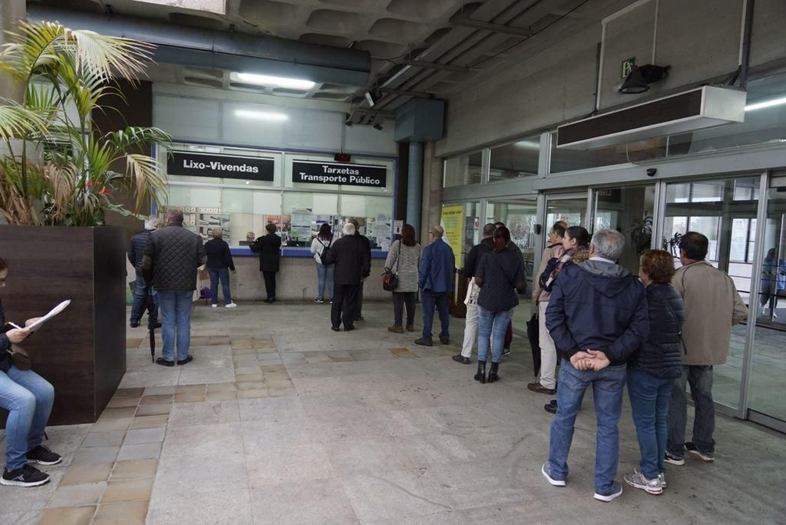 La demanda de tarjetas, con colas diarias en el consistorio