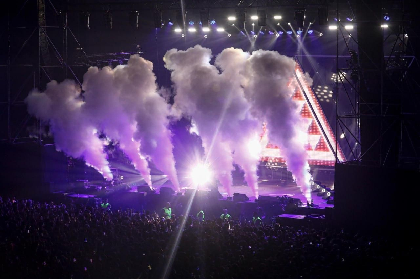 Explosión de humo en el concierto de Quevedo en Vigo.