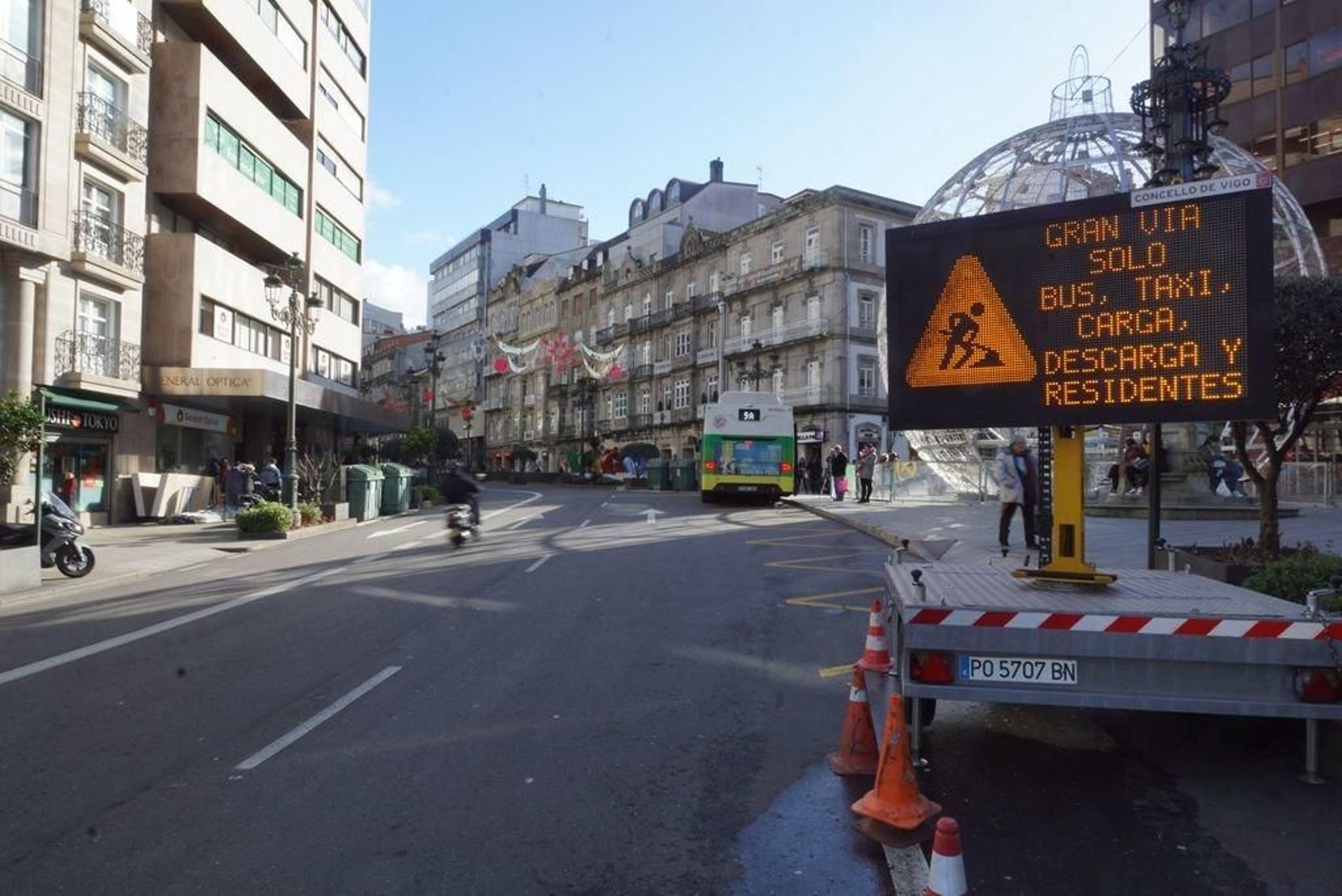 Indicación en Urzáiz alertando de los cortes por las obras.