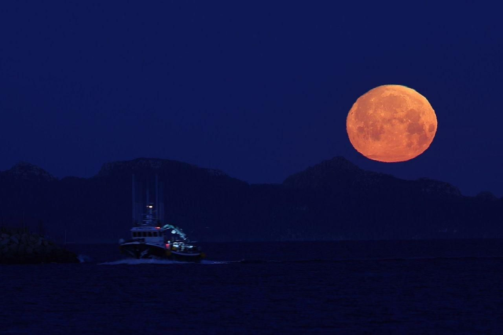 Luna rosa sobre la Ría de Vigo. // Alberte
