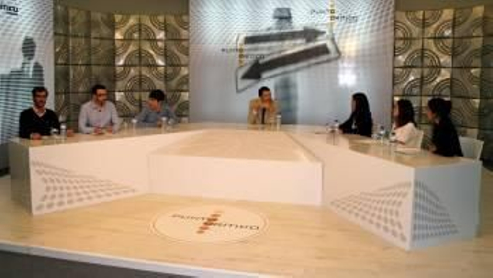 Los participantes en 'Punto Crítico Galicia', Pedro García, Pablo Gutiérrez, Juan Pirola, el moderador Santiago Rodríguez, Iria Aboi, María Torres y María Seoane. (Foto: Luis Baños)