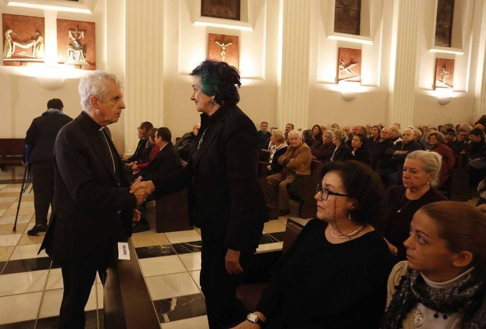 El obispo, con la familia antes de iniciarse la misa