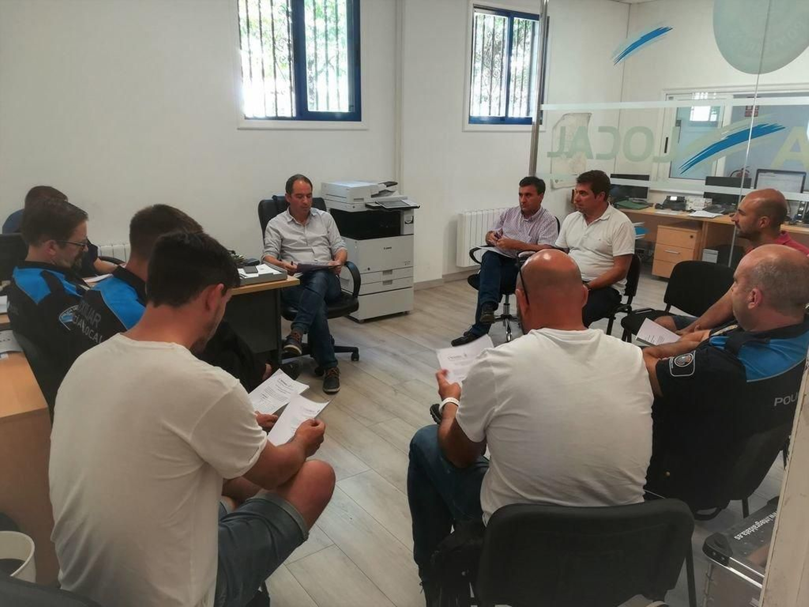 Reunión de Roberto Mera con la Policía local de Ponteareas para analizar el botellón.