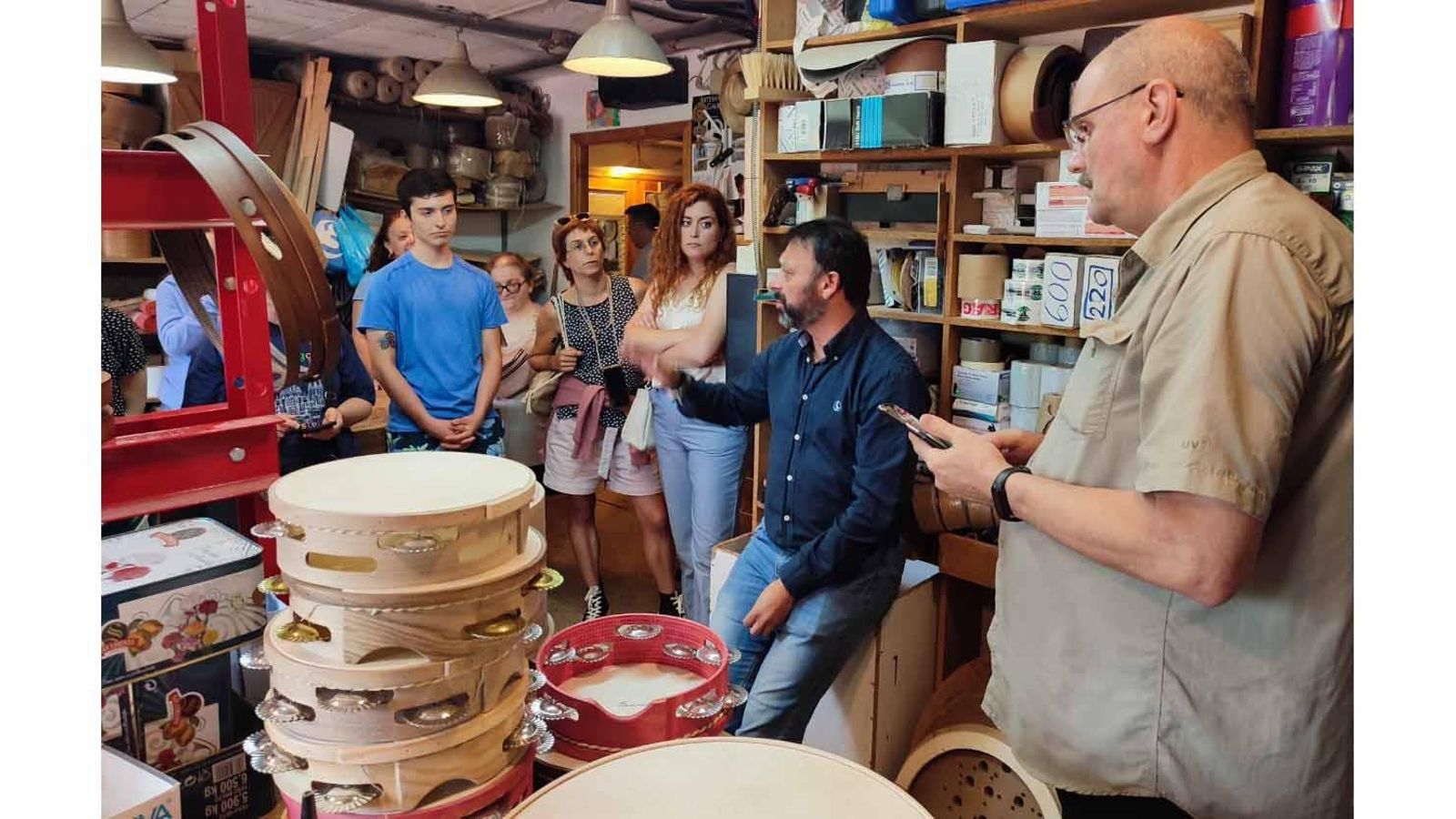 Imagen de la visita al taller de Sanín Percusión Tradicional