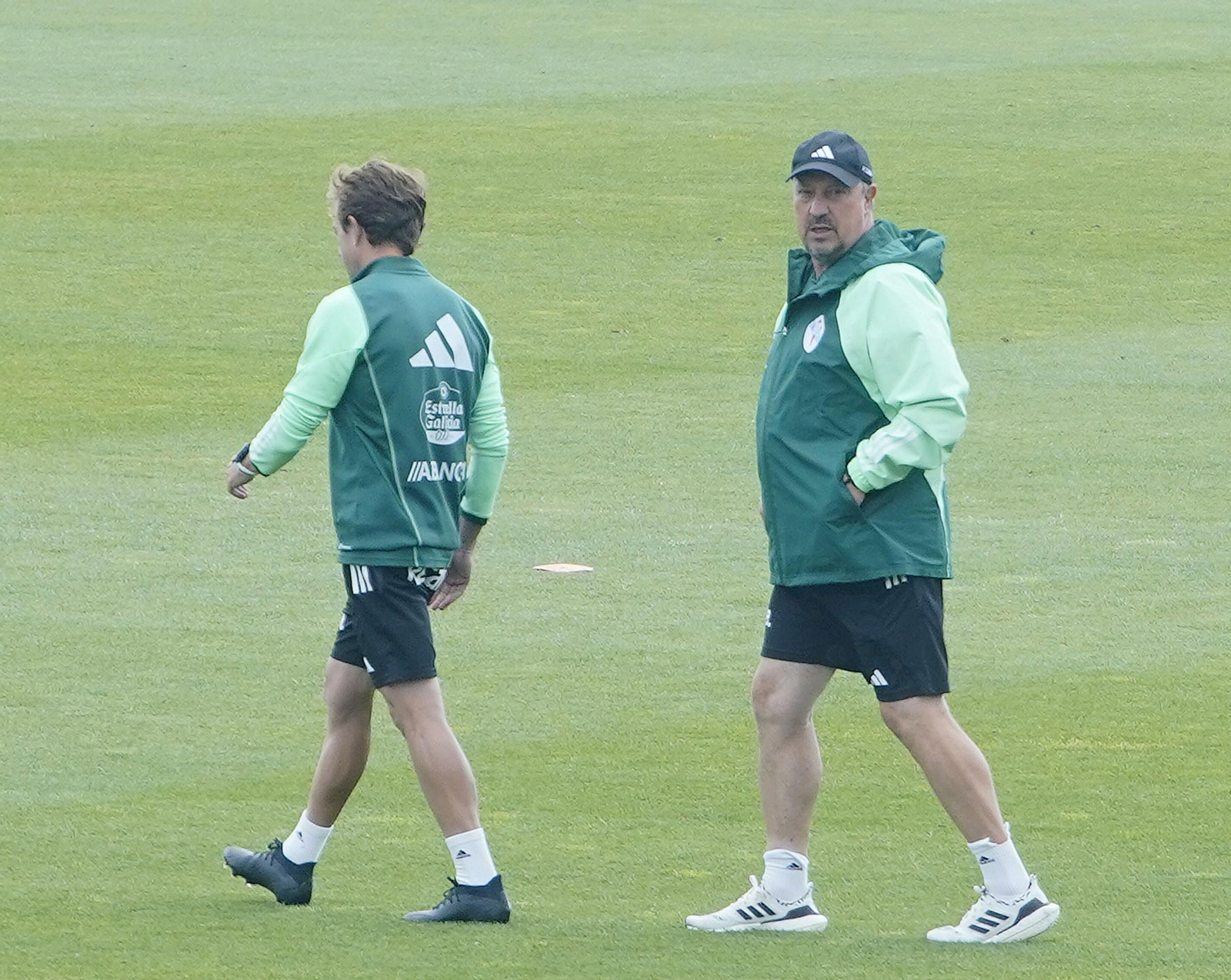 El entrenador del Celta, Rafa Benítez, durante el entrenamiento en Mos.