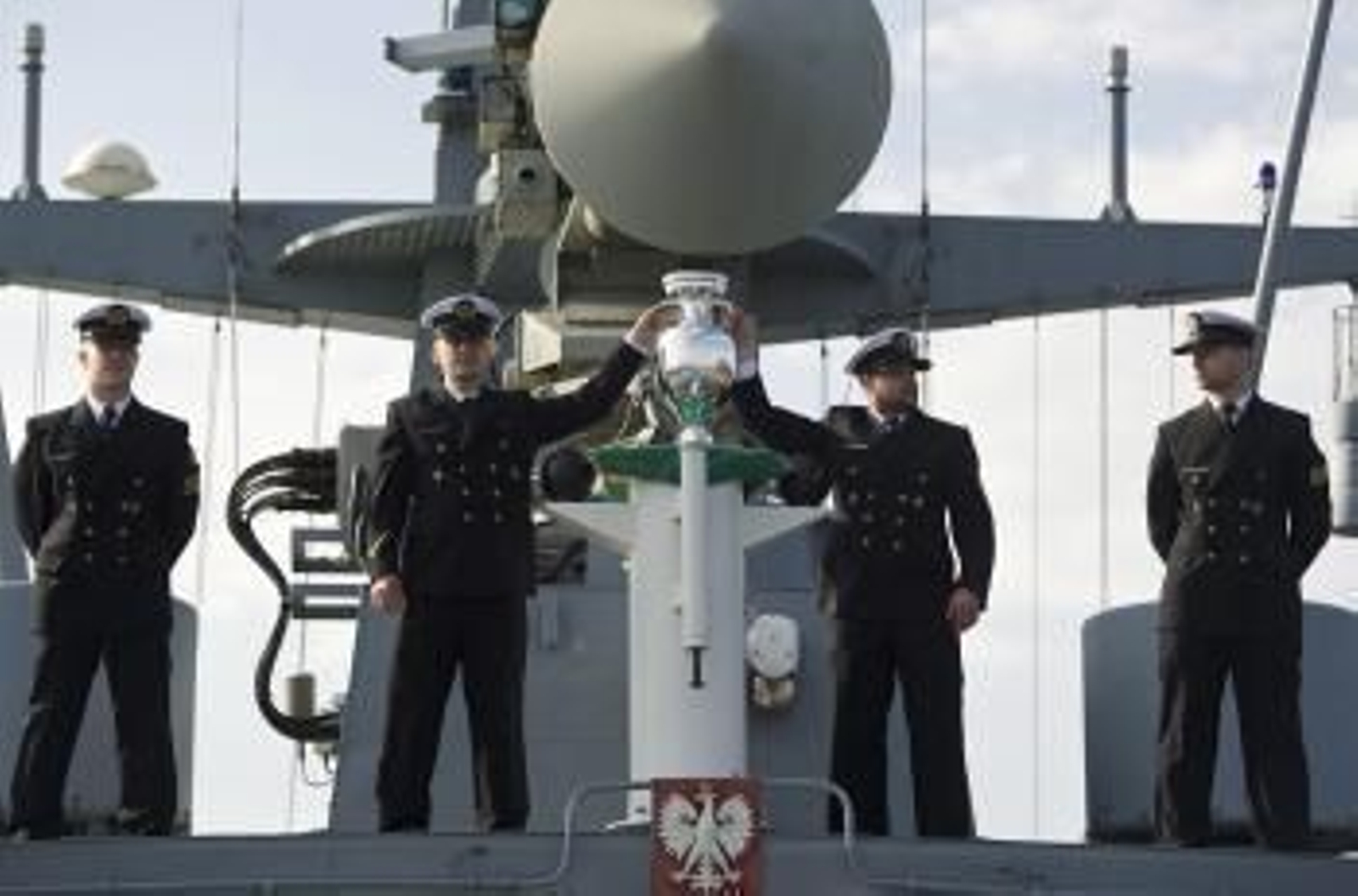 El trofeo de la Eurocopa 2012 navega a bordo de una embarcación militar, en Gdansk, Polonia (Foto: EFE)