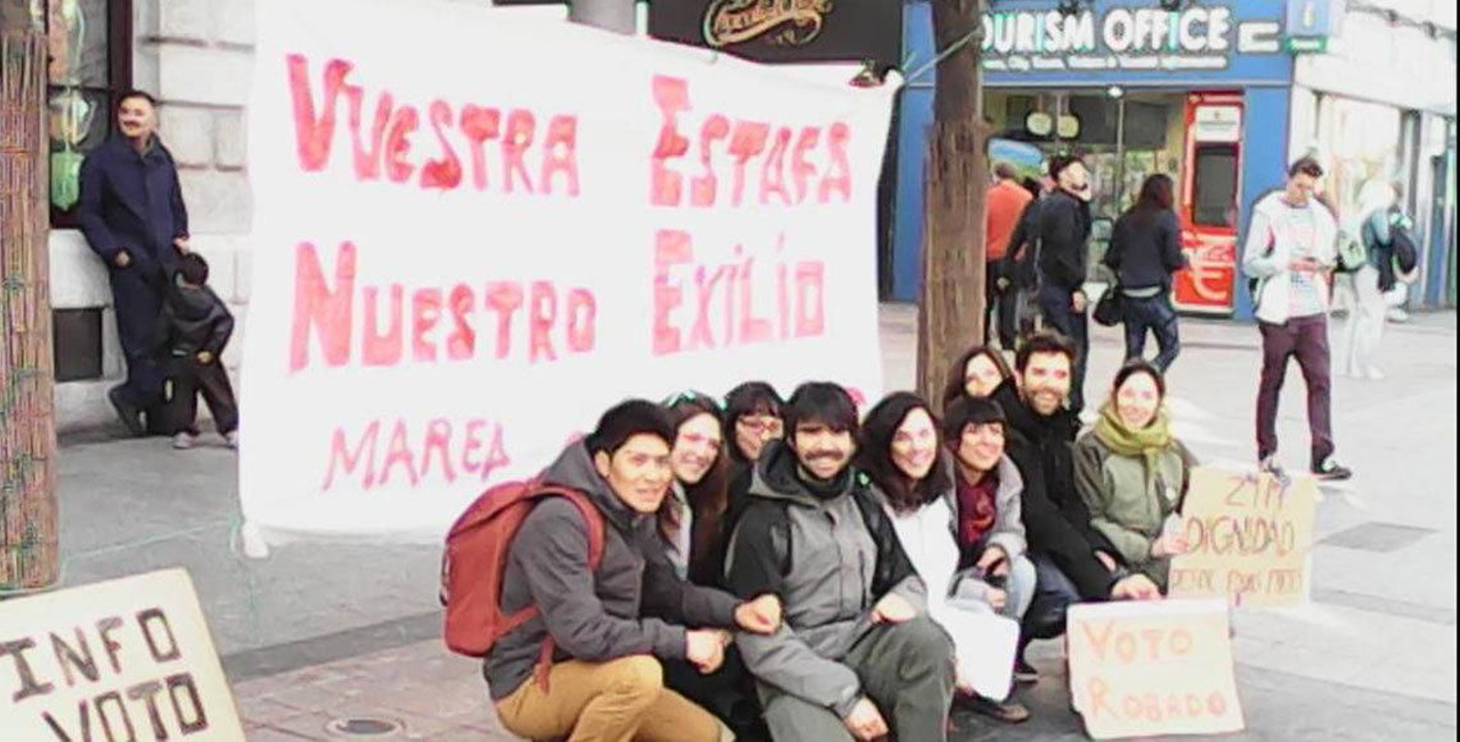 Actividad en defensa del voto emigrante, organizada por miembros de la Marea Granate en Dublín.
