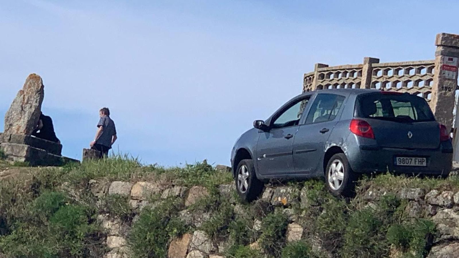 El coche atrapado entre las rocas en Saiáns.