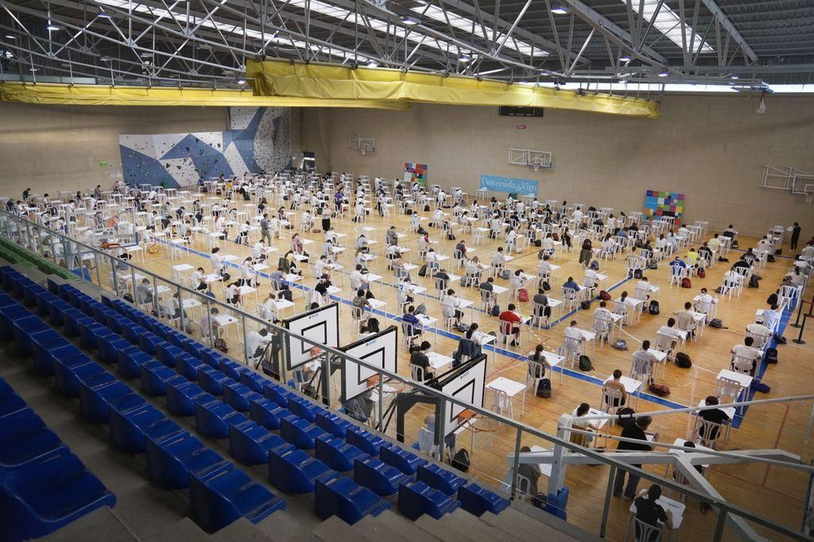 El Pabellón Universitario del Campus As Lagoas-Marcosende acogió ayer a 262 alumnos de siete institutos vigueses diferentes.