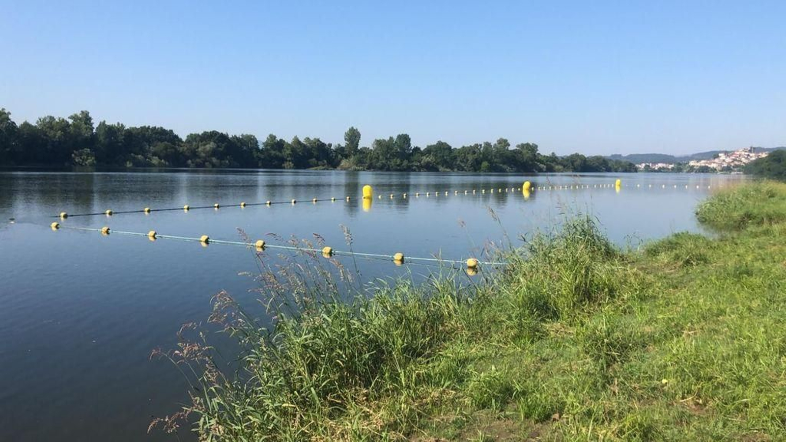 La playa fluvial de Areeiros, en Guillarei, ya tiene balizas para asegurar la distancia social.