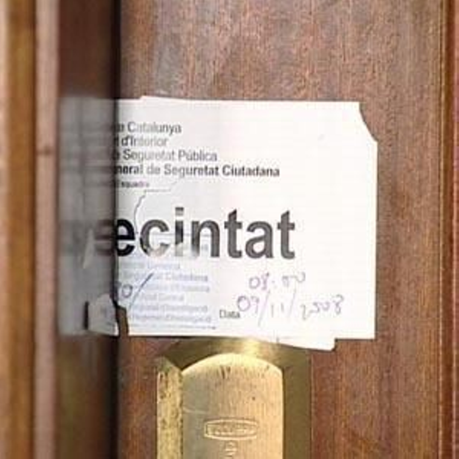 Una pegatina precinta la entrada a la vivienda incendiada.