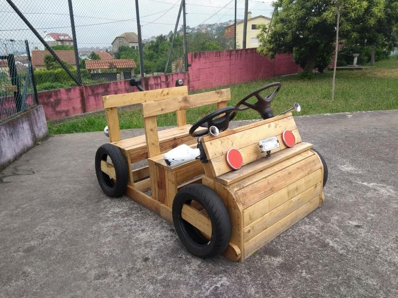 El curioso "troncomóvil" construido por Fonte Escura con material reciclado.