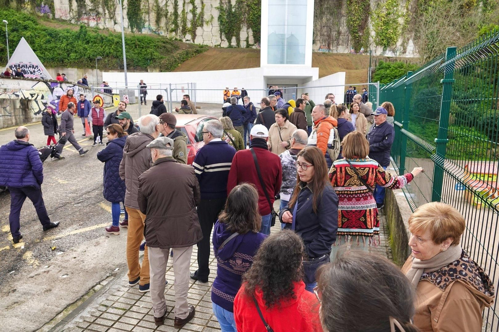 Gente haciendo cola para estrenar el Halo.