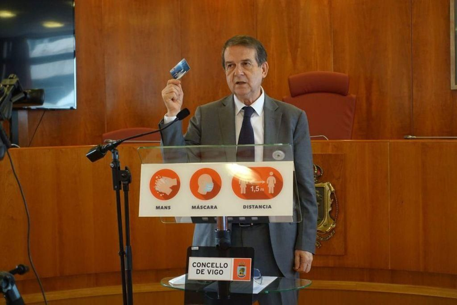 Abel Caballero explicó que los fondos se entregan en tarjetas de crédito cargadas con los fondos de la beca.