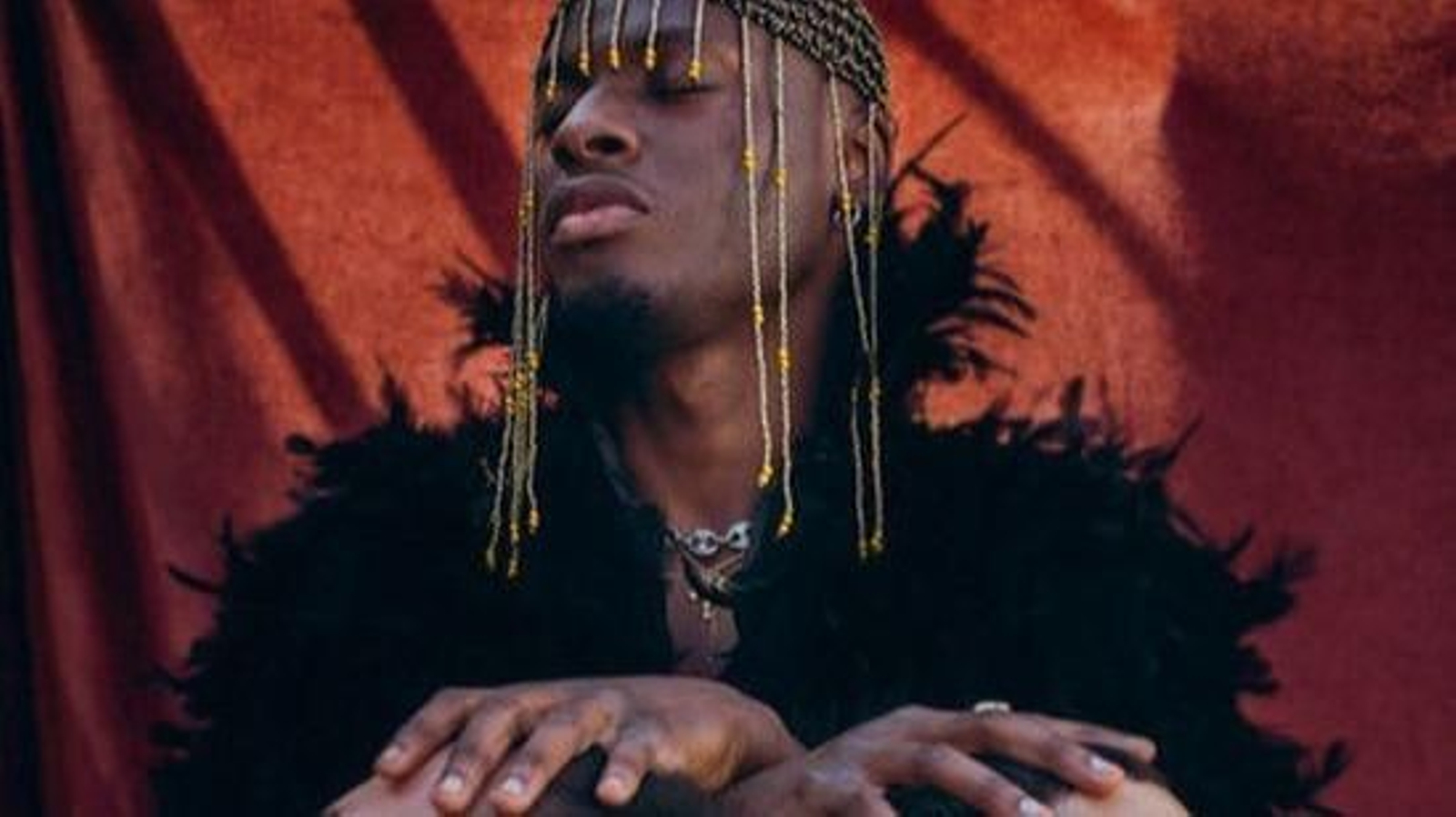 Wekaforé, con sus manos sobre las cabezas de Hug y Lluis.