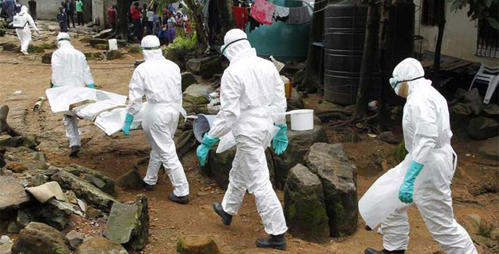 Varios sanitarios visitan una localidad de Sierra Leona donde hay un brote de ébola.