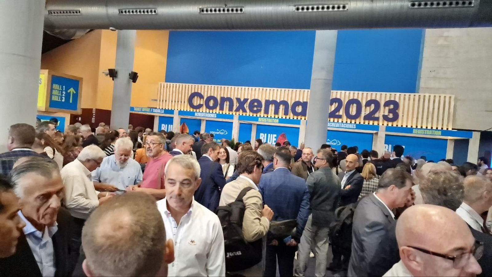 La puerta del Ifevi con los primeros visitantes. // J.V. Landín