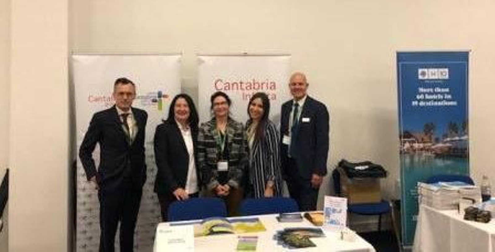 De izquierda a derecha, el director de ventas de Paradores,Juan José González; la directora de la Oficina de España de Turismo, Teresa Gancedo; la directora general de Turismo, Eva Bartolomé, y técnicos de Paradores y Cantur.