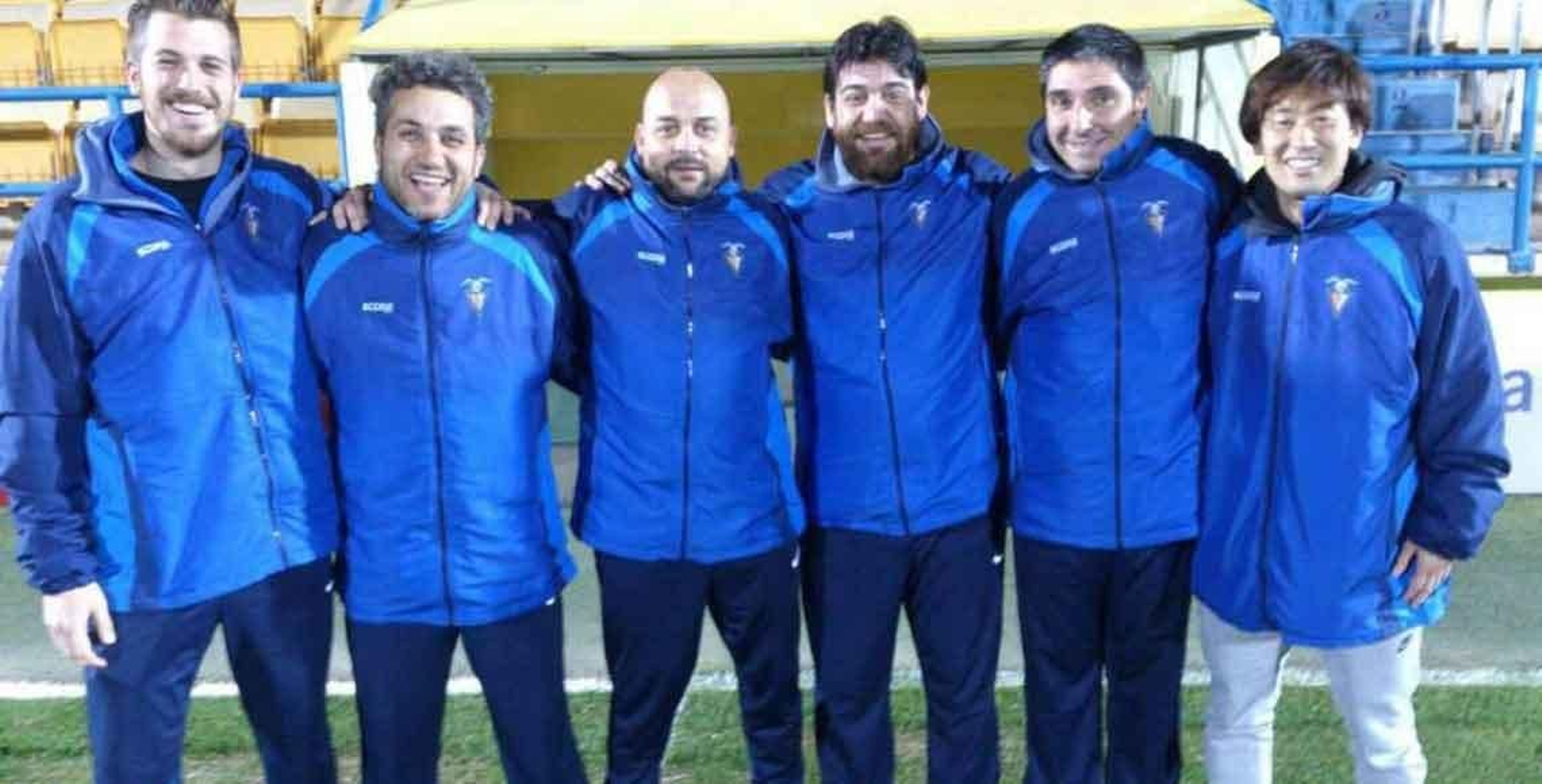 El entrenador del Sabadell, Manuel González, tercero por la izquierda.