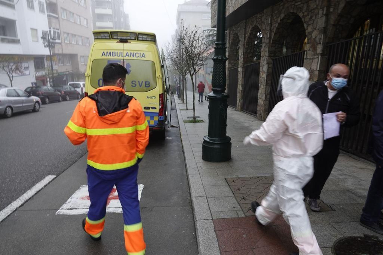 Los trajes de protección individual vuelven a hacerse visibiesen las calles.