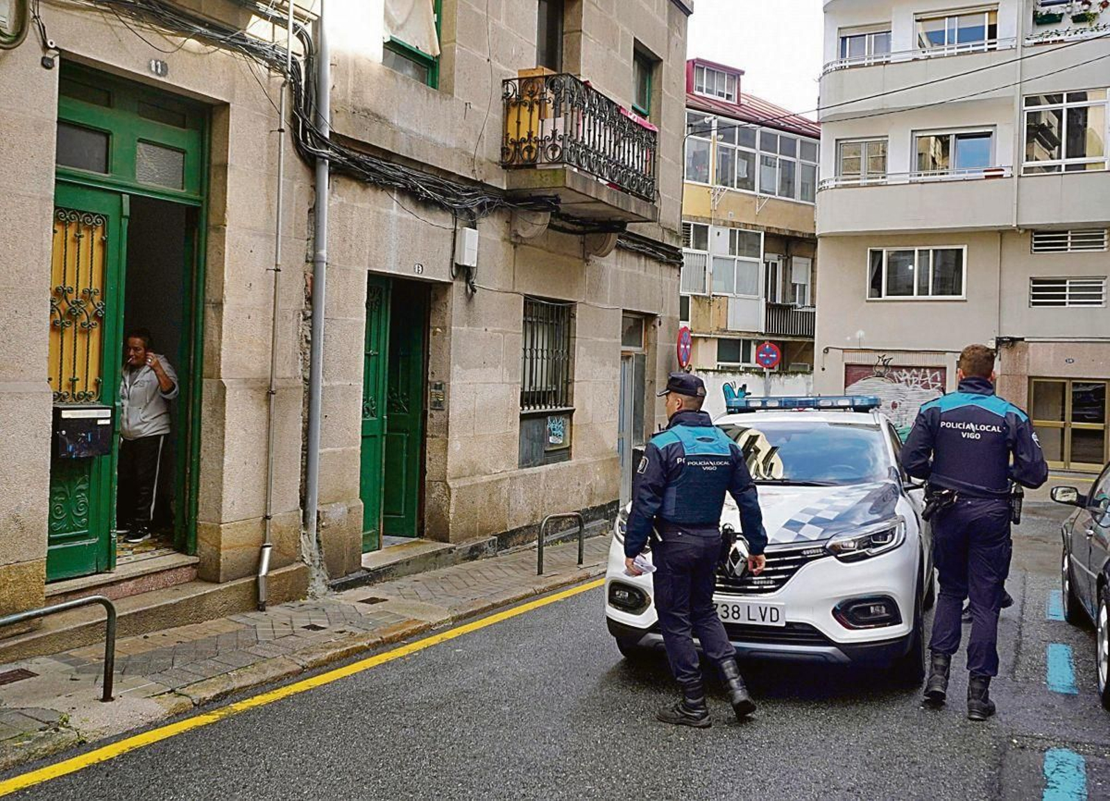 Policía Local junto a los dos edificios.