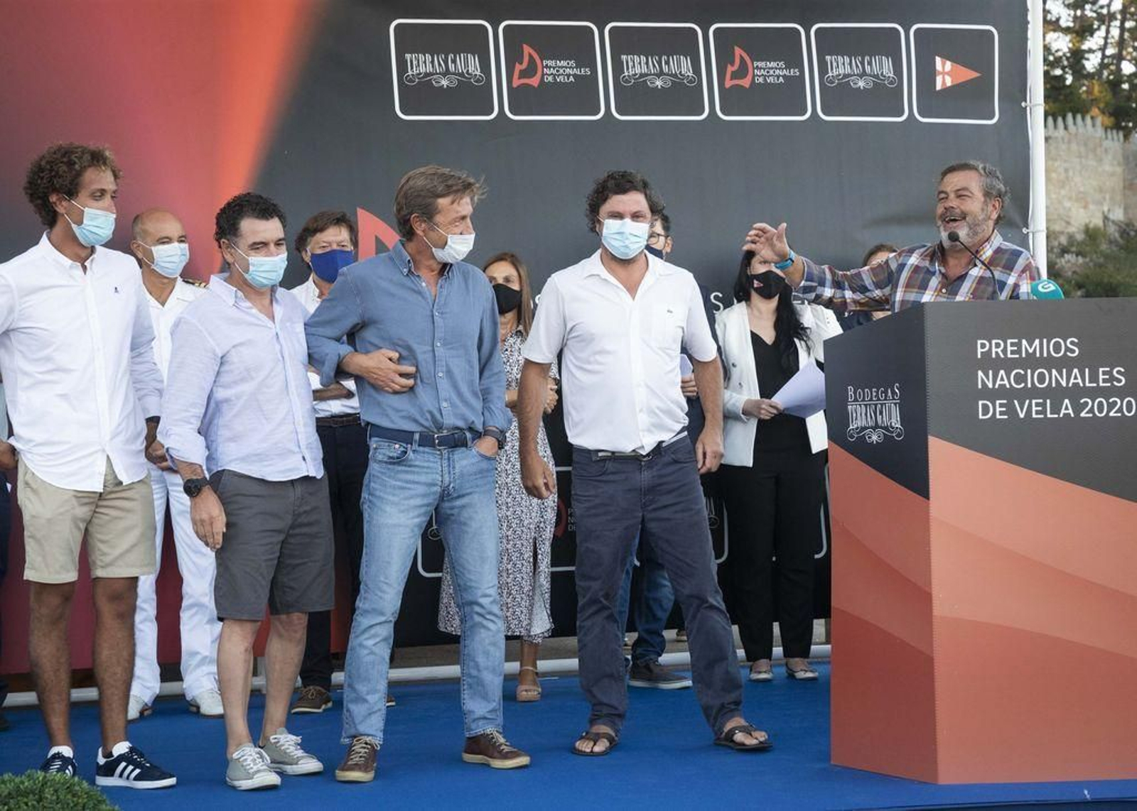 Parte de la tripulación del "Aceites Abril" recibe el galardón de mejor monotipo del año 2019.