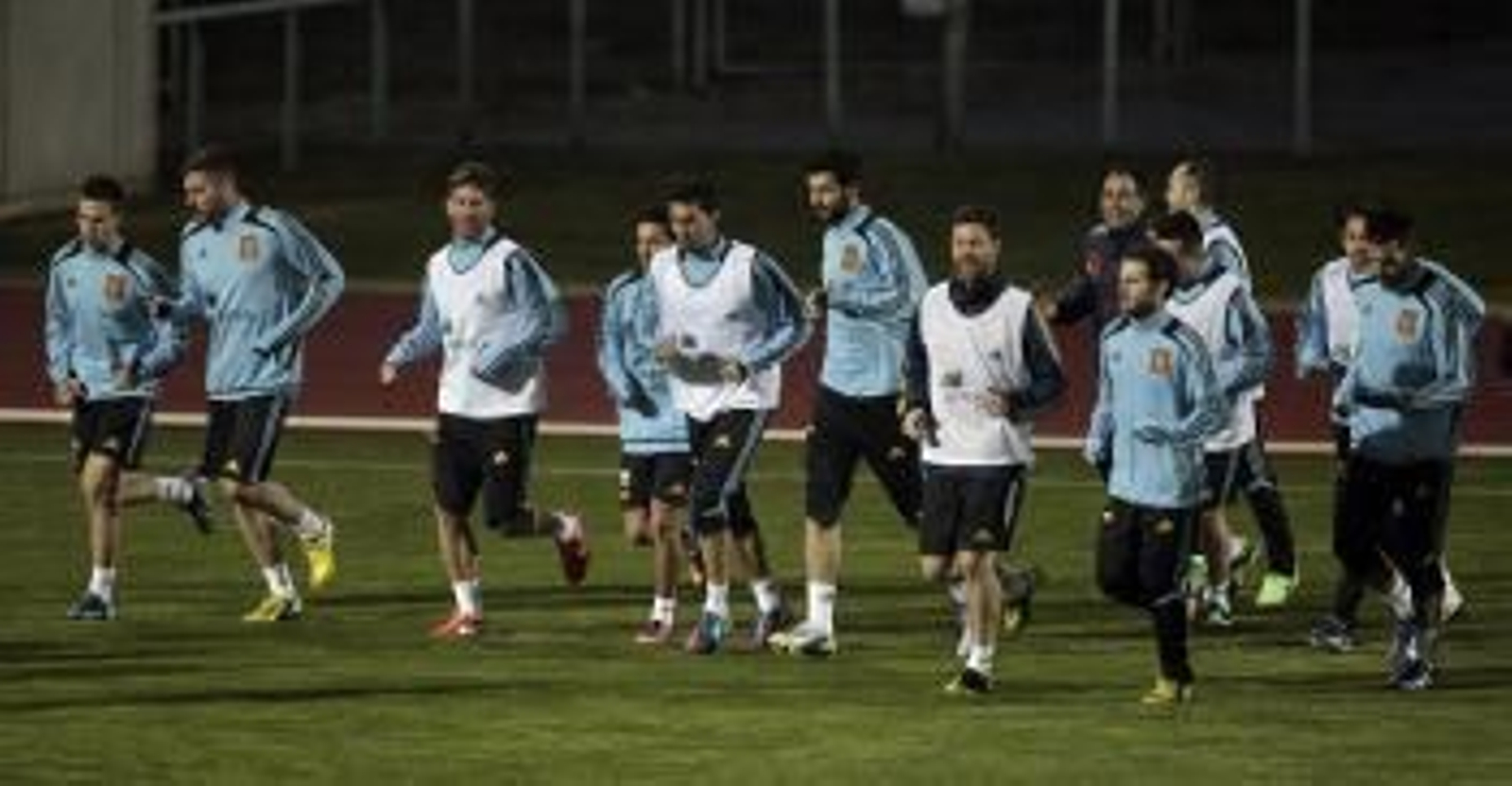 Los jugadores de la selección española durante el entrenamiento realizado hoy en la Ciudad del Fútbol de Las Rozas, preparatorio para el partido de clasificación para el Campeonato del Mundo de Brasil 2014 (Foto: EFE)