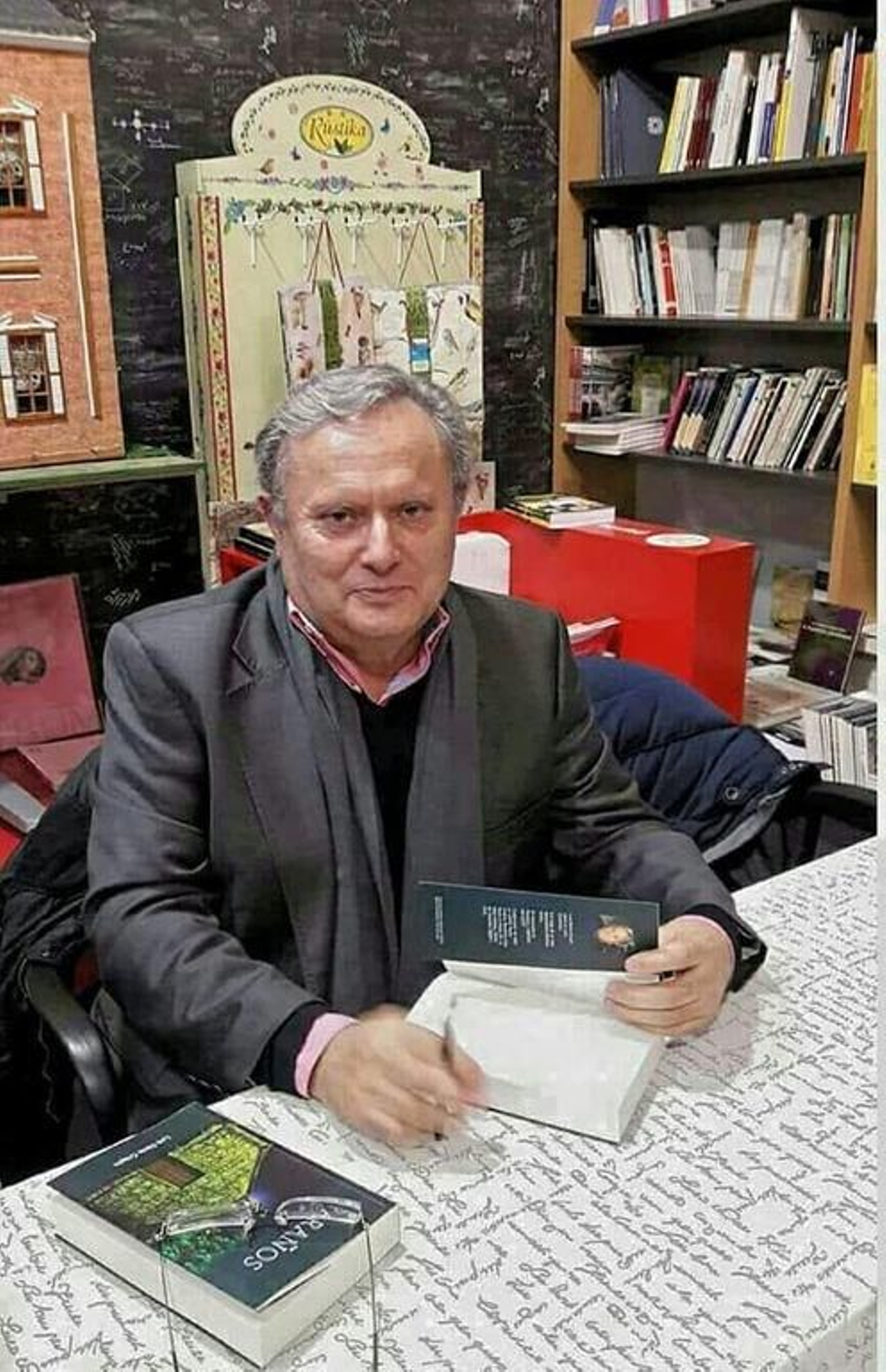 Luis Denis Crispín hablará de su libro “Paraños” que lleva por título el nombre de una montaña de Carballiño, muy presente en la vida del autor.