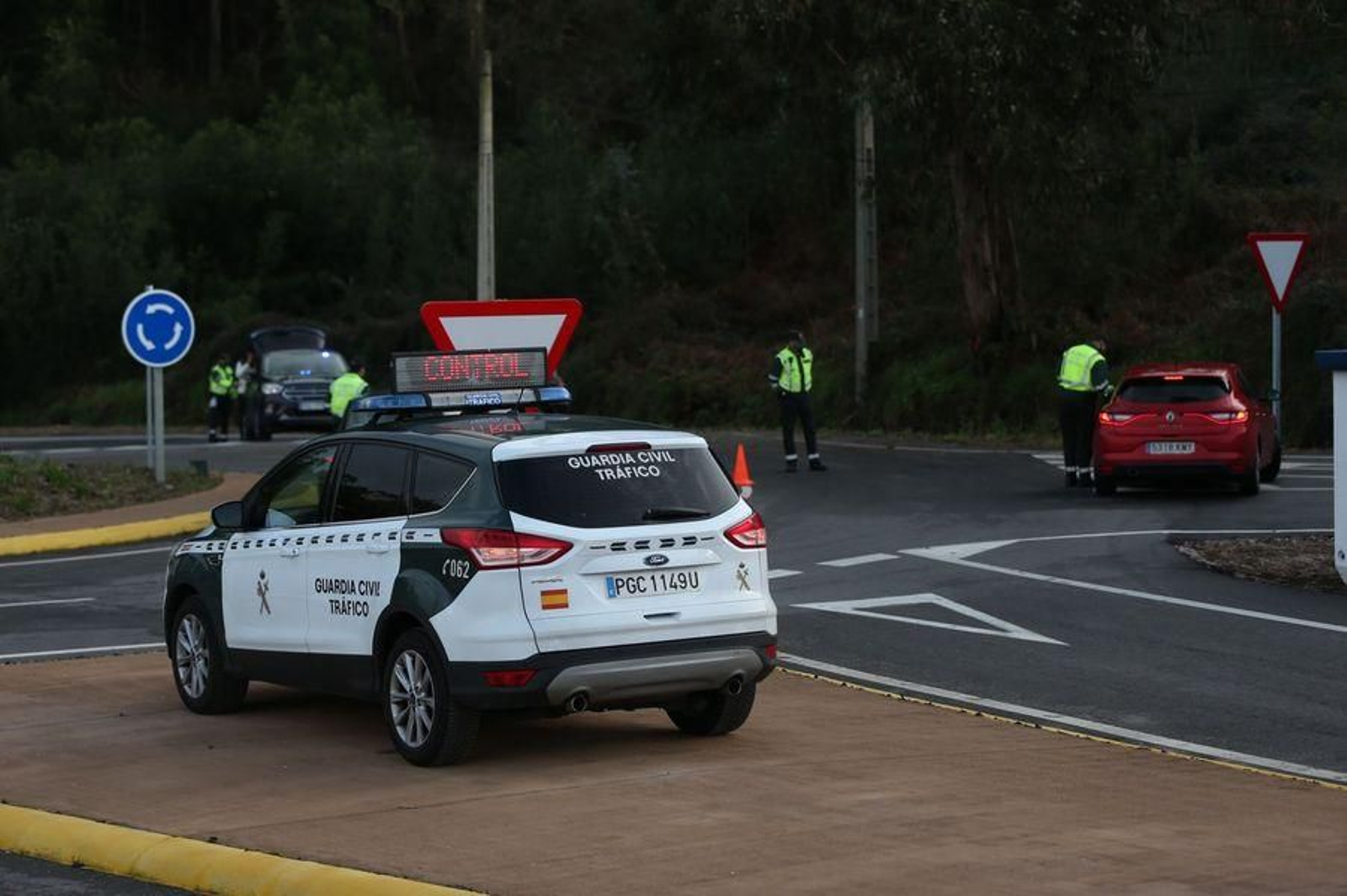 La Guardia Civil realiza controles en los accesos a la ciudad para vigilar la movilidad // Alberte