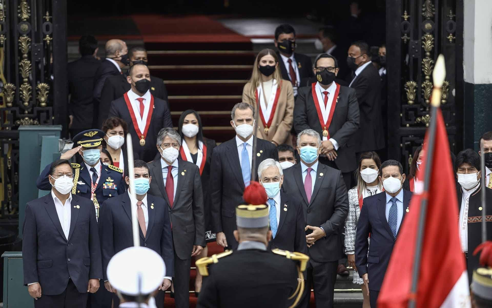 El presidente de Colombia, Iván Duque (c-d); el expresidente de Bolivia Evo Morales (d); el rey de España Felipe VI (c); el mandatario ecuatoriano Guillermo Lasso (c-i); el presidente de Chile, Sebastián Piñera (c-frente); y el presidente de Bolivia Luis Arce (i), asisten a la ceremonia de Investidura del presidente entrante de Perú, Pedro Castillo. EFE/ Str