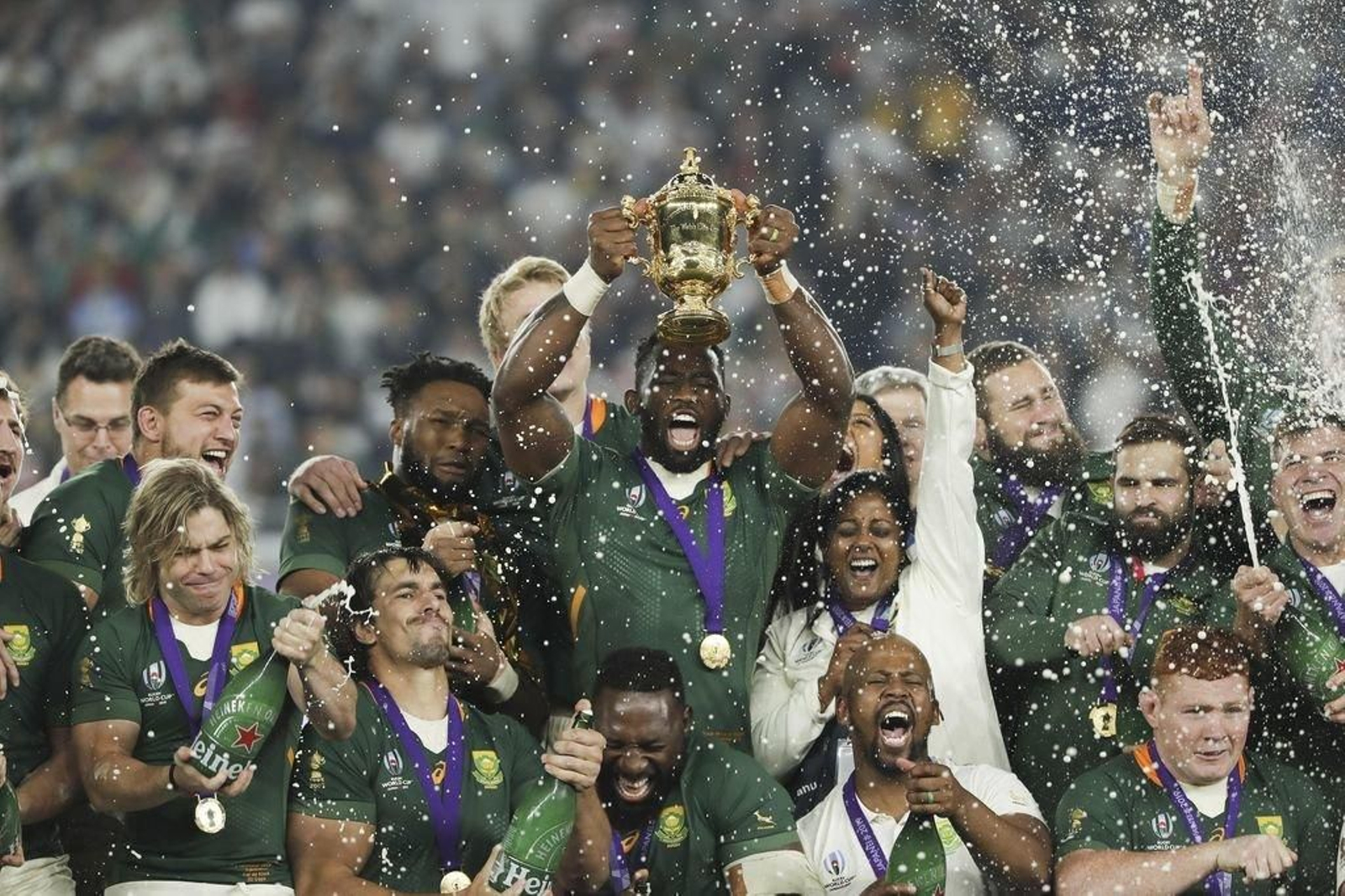 Los 'Springboks' levantan la Copa Webb Ellis en Yokohama.