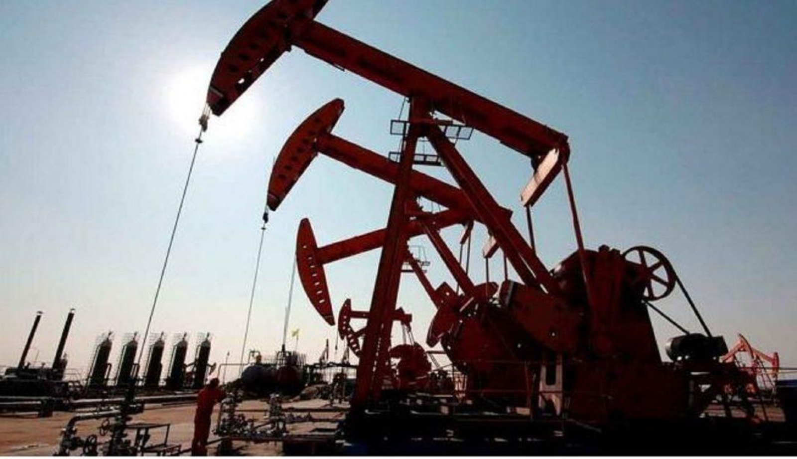 Varias máquinas bombeando petróleo.