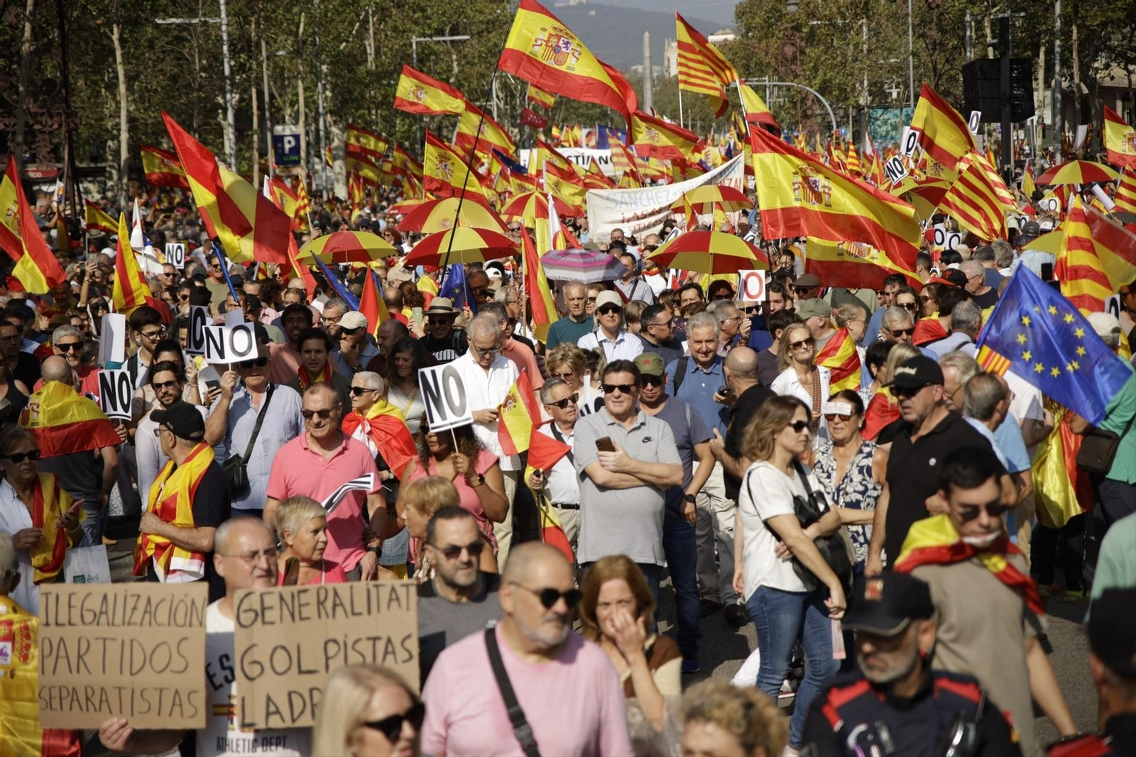 Varias personas protestan por la amnistía en Barcelona. // Europa press