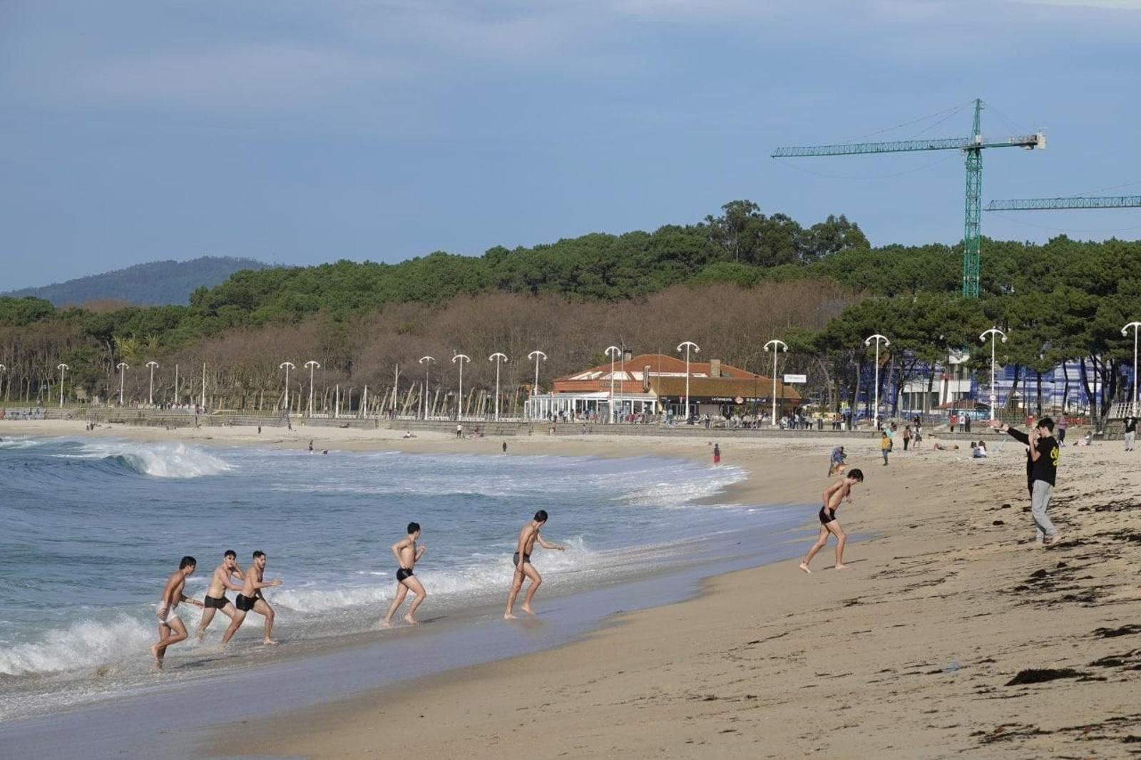 Fin de año con tiempo de verano en Vigo. Playa de Samil. // Vicente Alonso