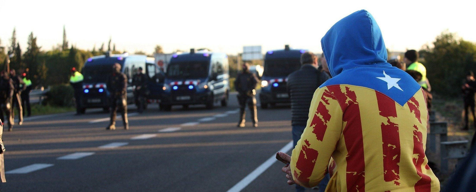 Vista del corte que grupos independentistas han realizado en la AP-7 a la altura de L'Ampolla (Tarragona)