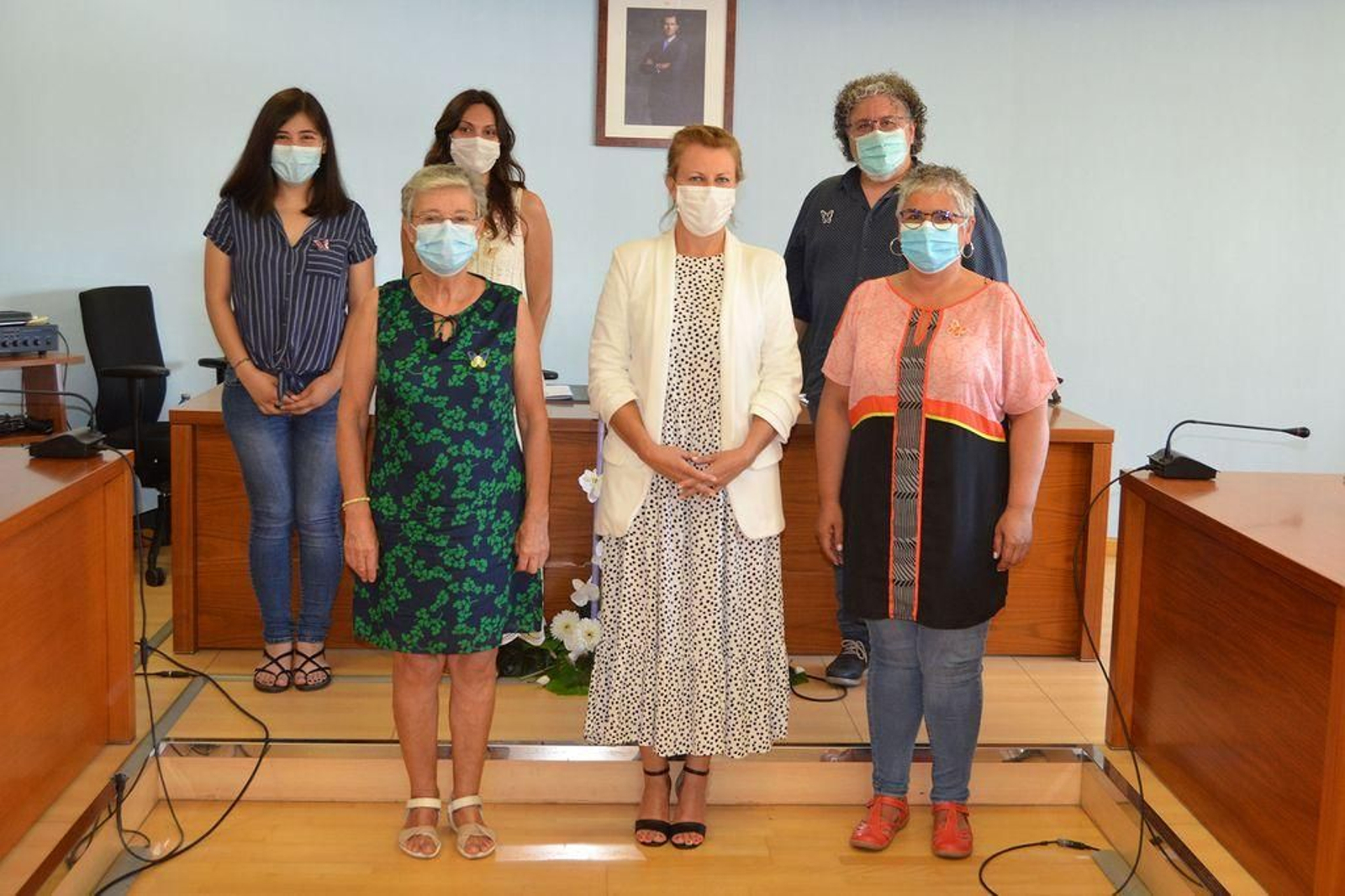 La alcaldesa (centro), con Gela Ledo, responsables de Avelaíña, la psicóloga y la trabajadora social.