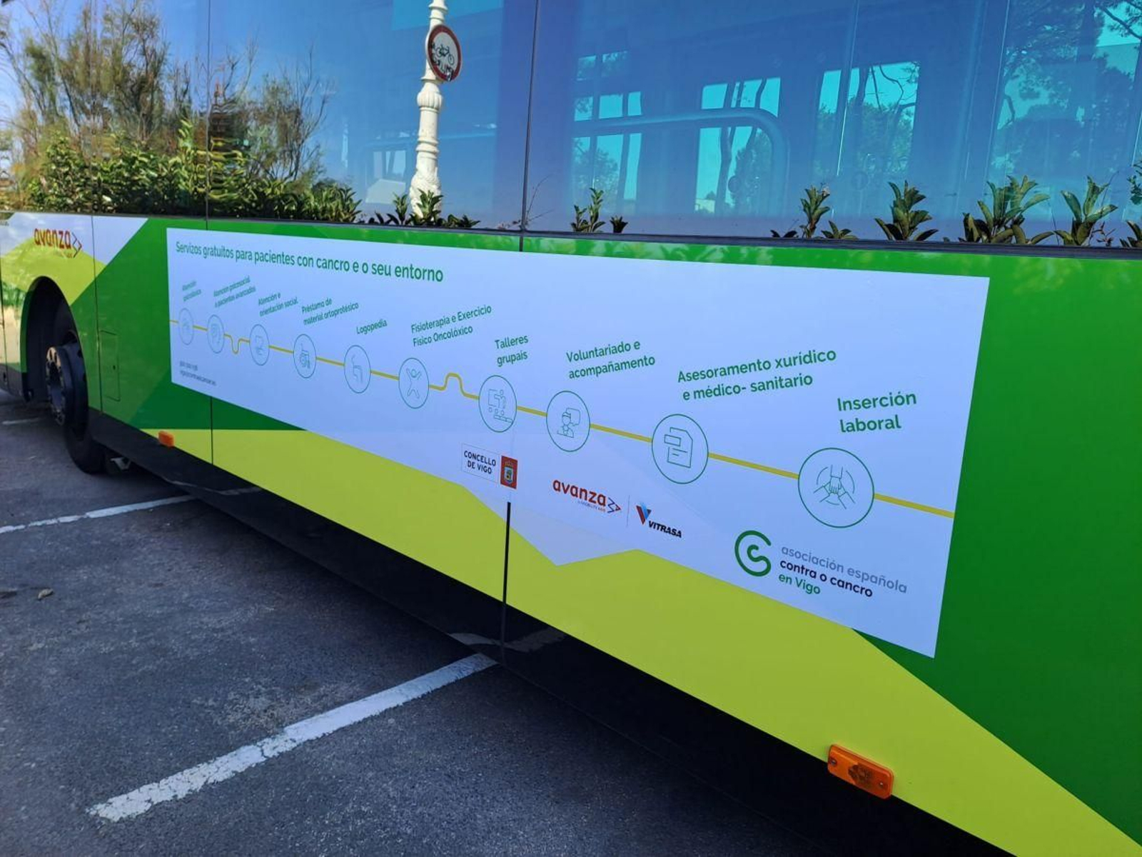 Uno de los nuevos autobuses luce ya el vinilo de la asociación.