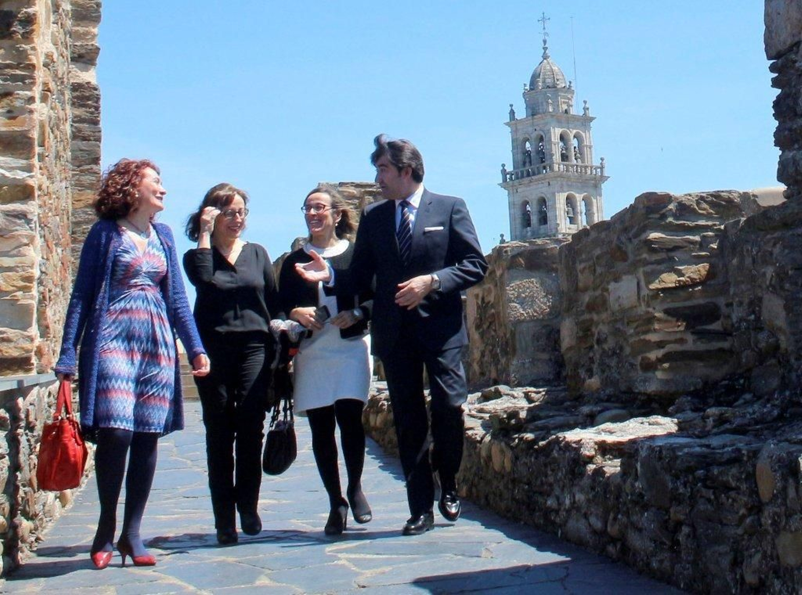 Gloria Fernández, alcaldesa de Ponferrada; Belén Fernández, consejera de Asturias; Ethel Vázquez, conselleira de Galicia, y Juan Carlos Suárez Quiñones, de Castilla y León, visitaron la muralla de la localidad.