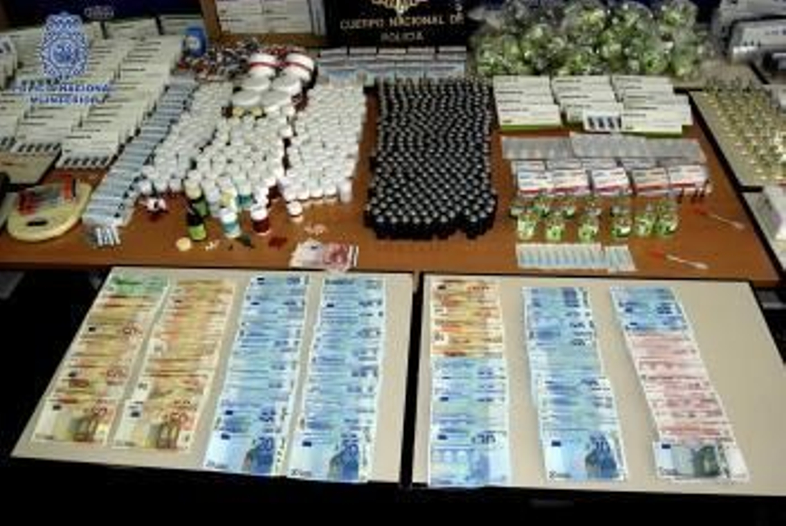Dinero y material decomisado por la Policía Nacional, que ha desarticulado un grupo dedicado a la elaboración y distribución de sustancias dopantes ilegales, esteroides y anabolizantes (Foto: EFE)