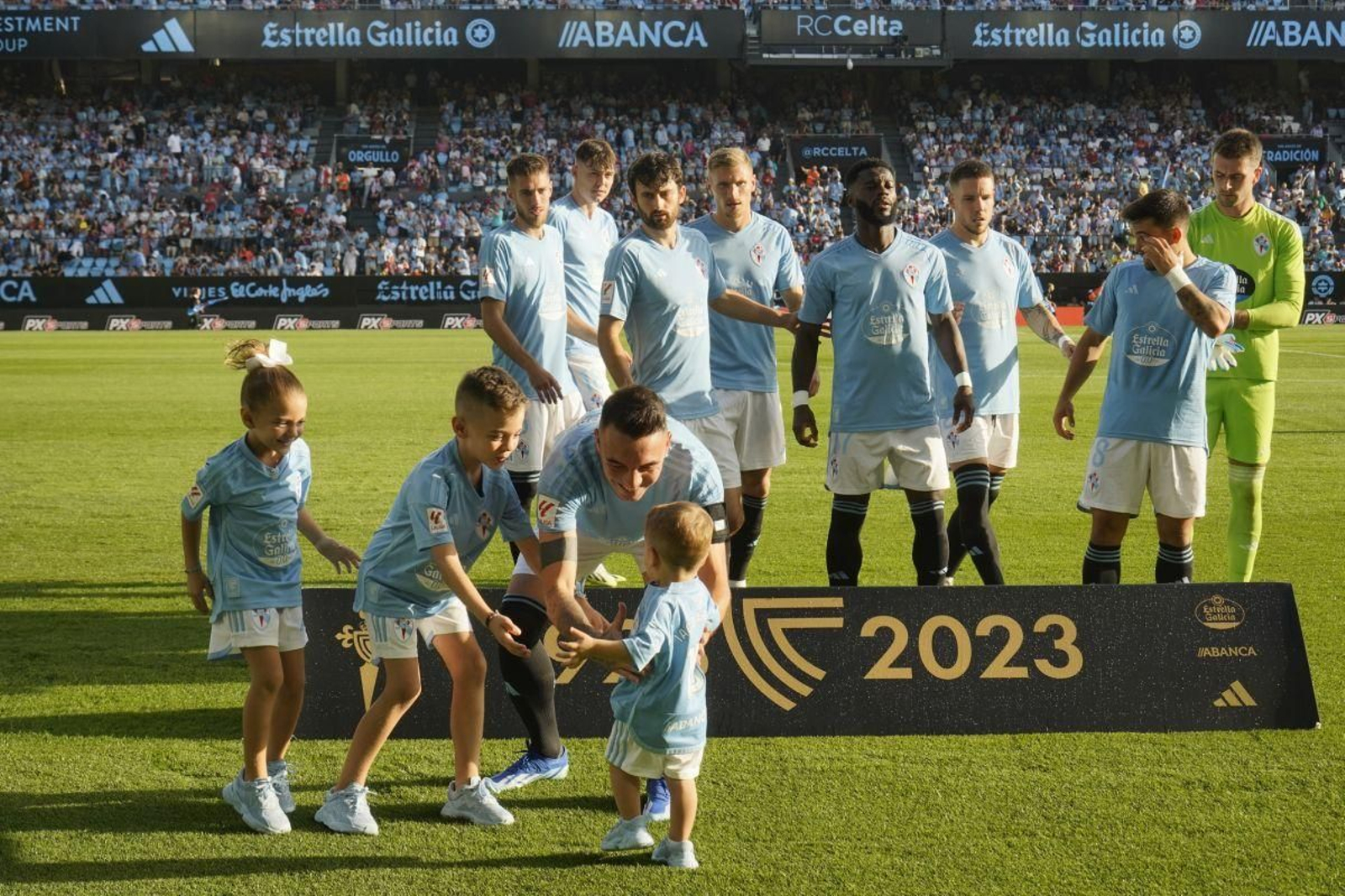 El capitán pudo posar con sus tres hijos sobre el césped en el arranque del partido ante el Getafe.