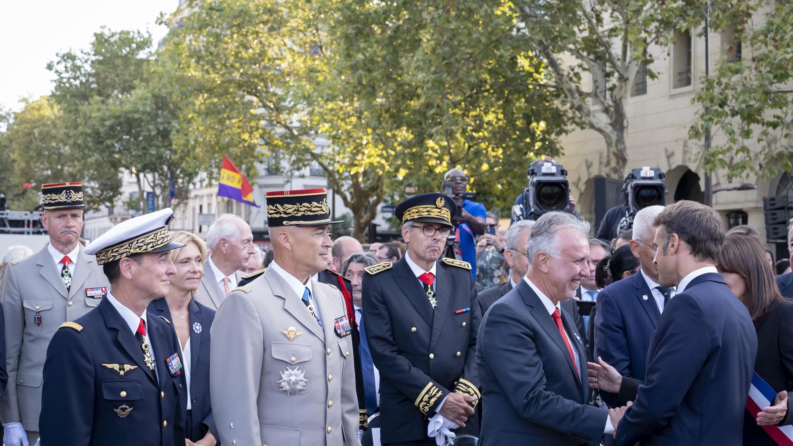El ministro de Política Territorial y Memoria Democrática, Ángel Víctor Torres, saluda al presidente Emmanuel Macron durante los actos del 80 aniversario de la liberación de París