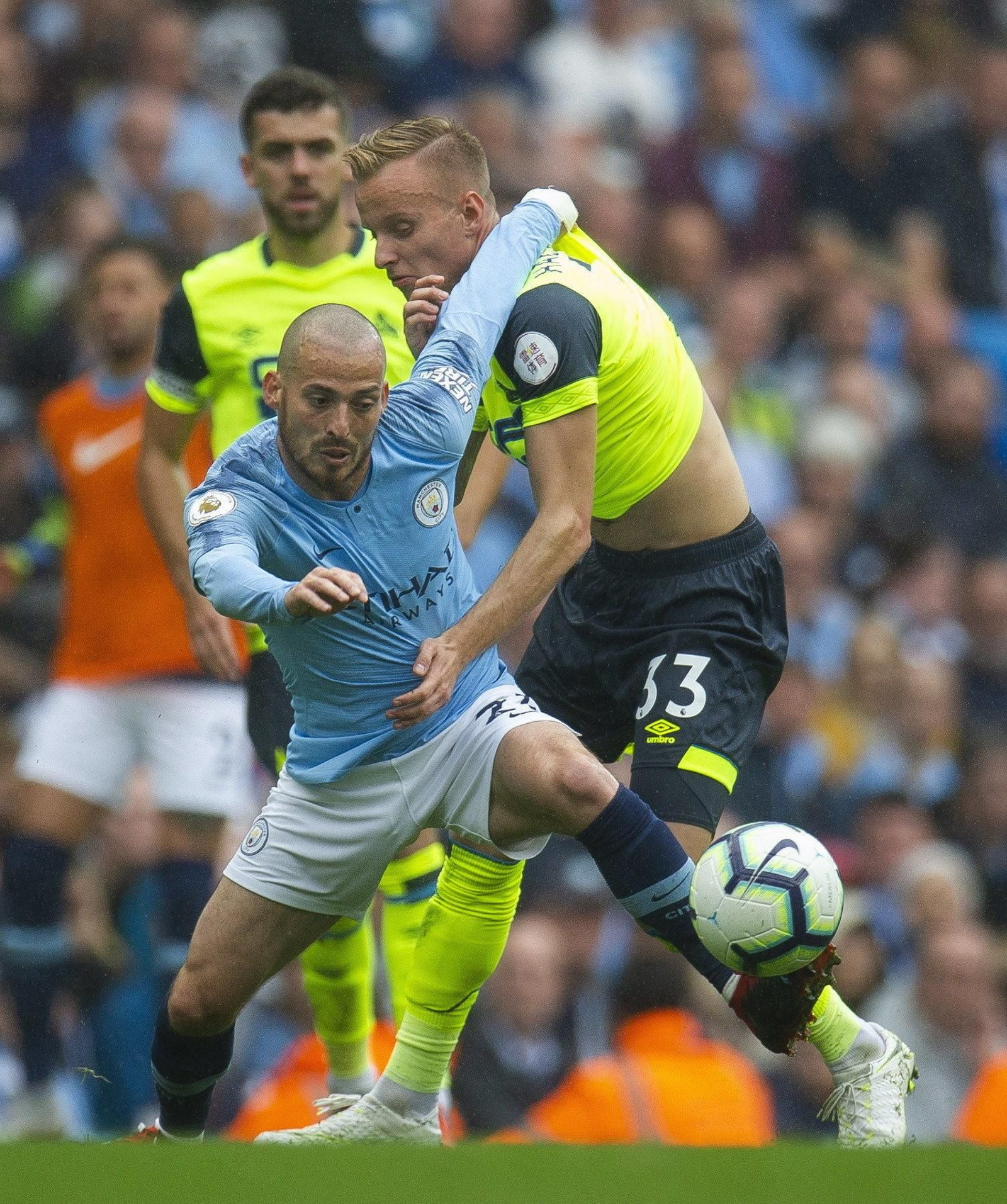 El excéltico Silva lideró al City en ausencia del lesionado De Bruyne.