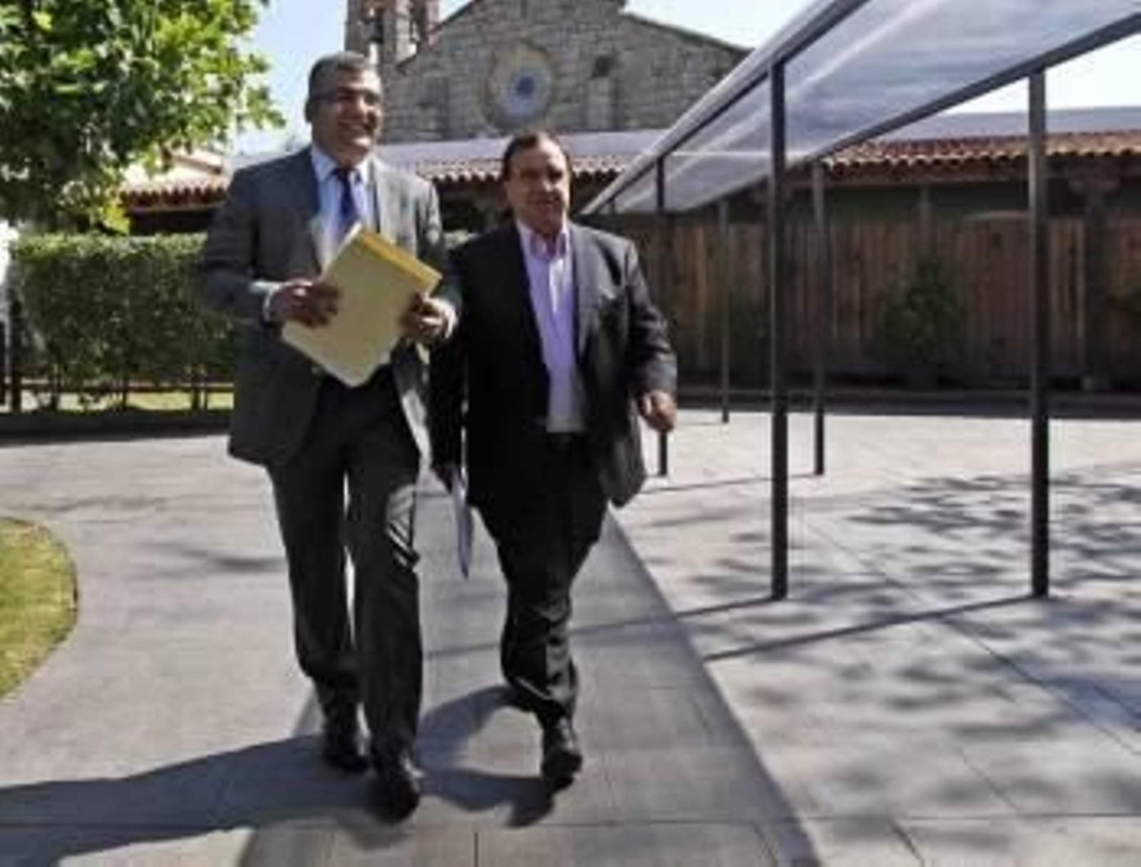 González Cacheiro (i.), con el exalcalde de Cesuras Julián Lucas. (Foto: ARCHIVO)