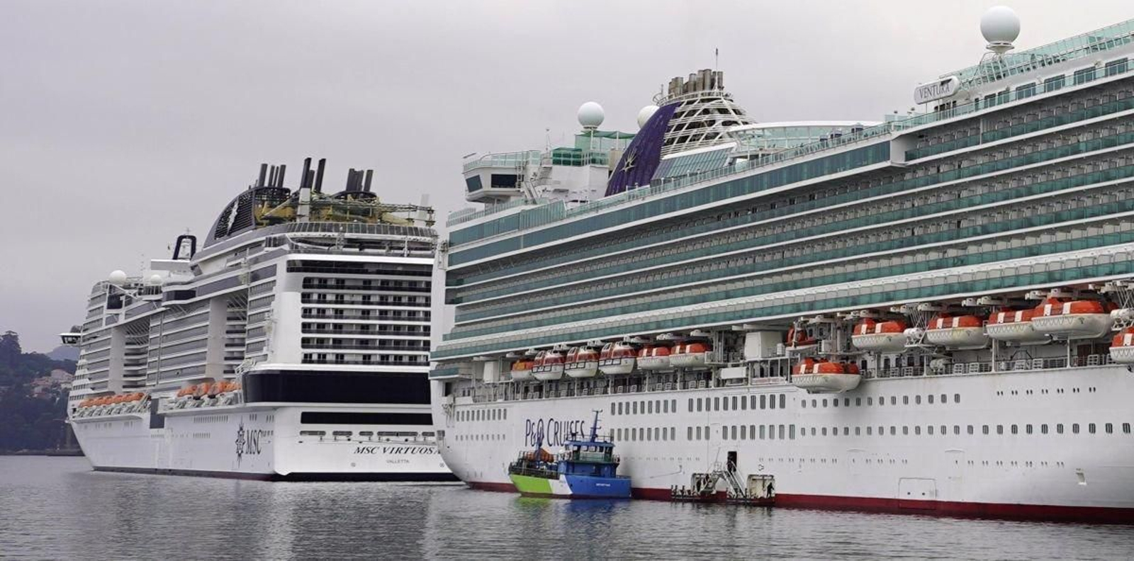 Los dos gigantes juntos, el Ventura y el Virtuosa suman el equivalente a cinco campos de fútbol. Ayer, en el muelle de Trastlánticos.