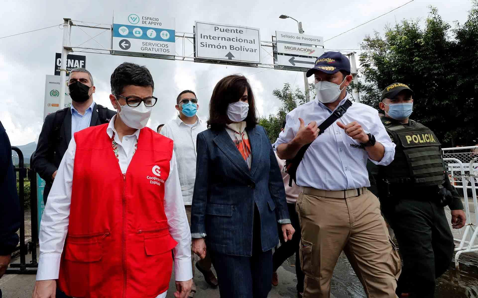 La ministra de Asuntos Exteriores de España, Arancha González Laya (i), y la canciller colombiana Claudia Blum (c), con el director de Migración Colombia, Juan Francisco Espinosa (2-d), mientras recorren el Puente Internacional Simón Bolívar, fronterizo con Venezuela, en Cúcuta (Colombia).. EFE/ Mauricio Dueñas Castañeda