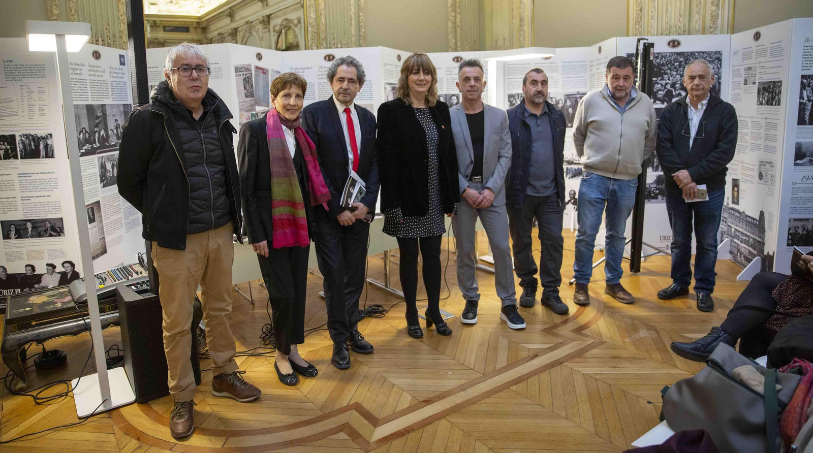 La consejera Navarra de Relaciones Ciudadanas, Ana Ollo (4i), durante la inauguración de la exposición de las hermanas Úriz Pi en el Instituto Cervantes de París. EFE/Valentina Camu