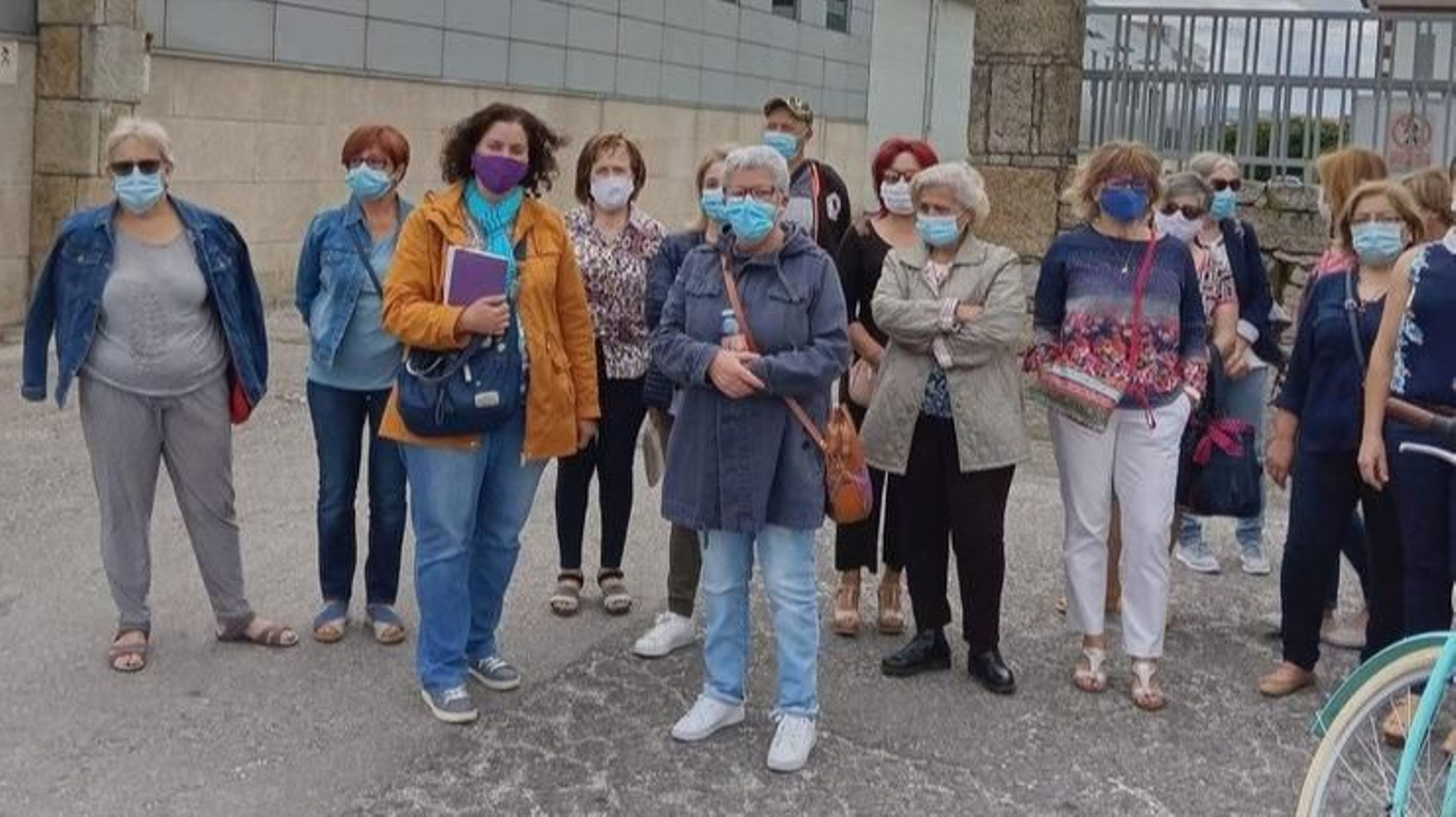 Concentración de trabajadores de Thenaisie ante la fábrica de O Grove.